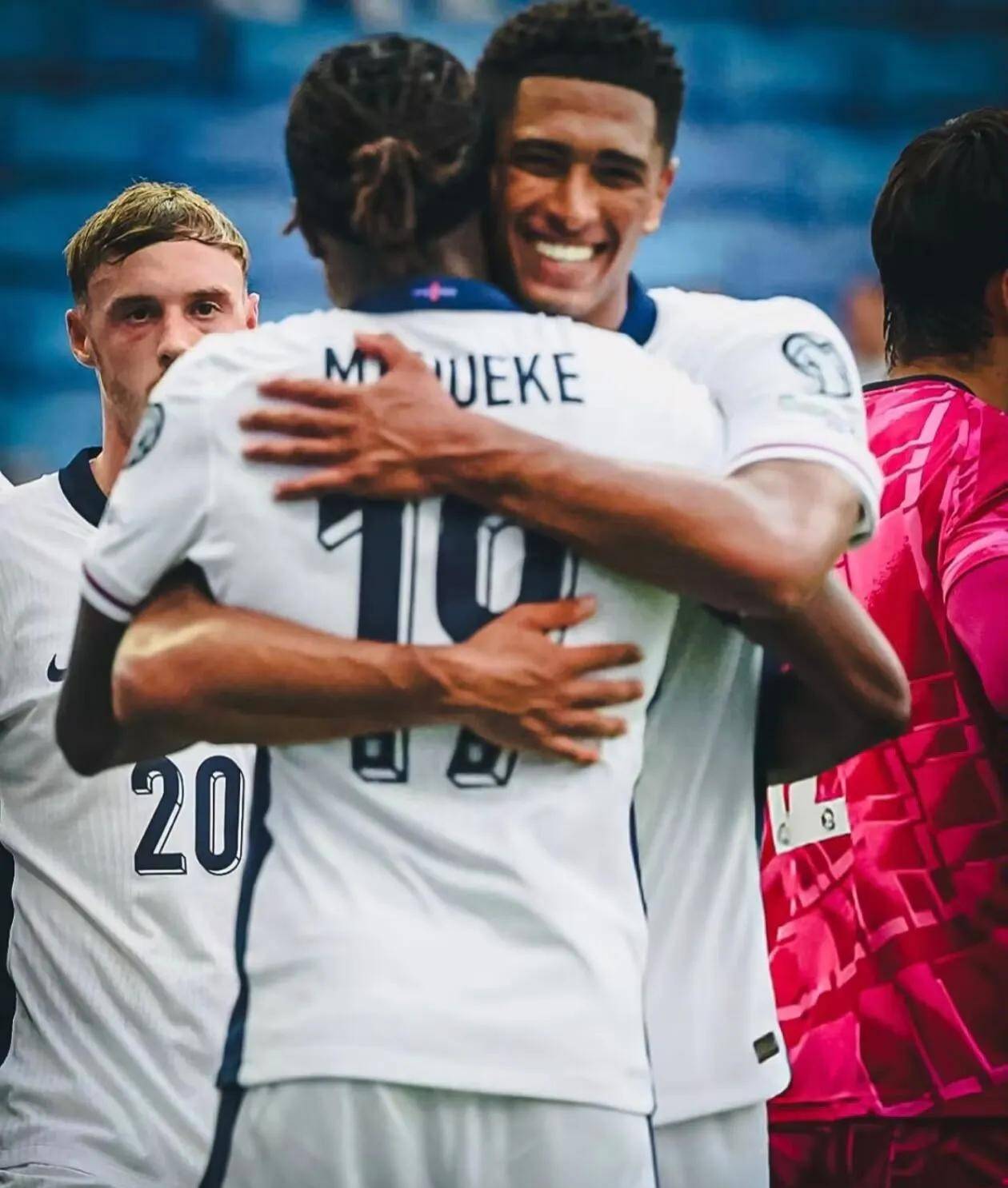 关于英格兰鏖战曼联,德容送出助攻的信息 关于英格兰鏖战曼联,德容送出助攻的信息