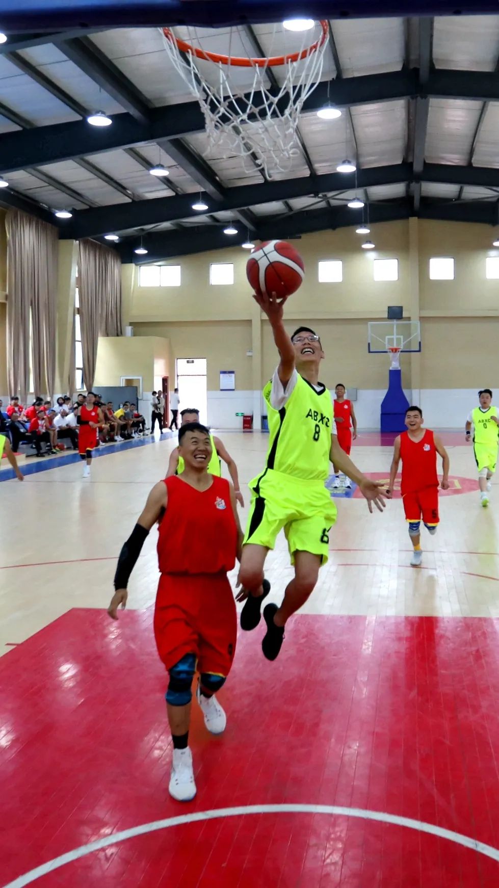 关于各国篮球队在场上奋勇拼搏，赢得球迷掌声的信息