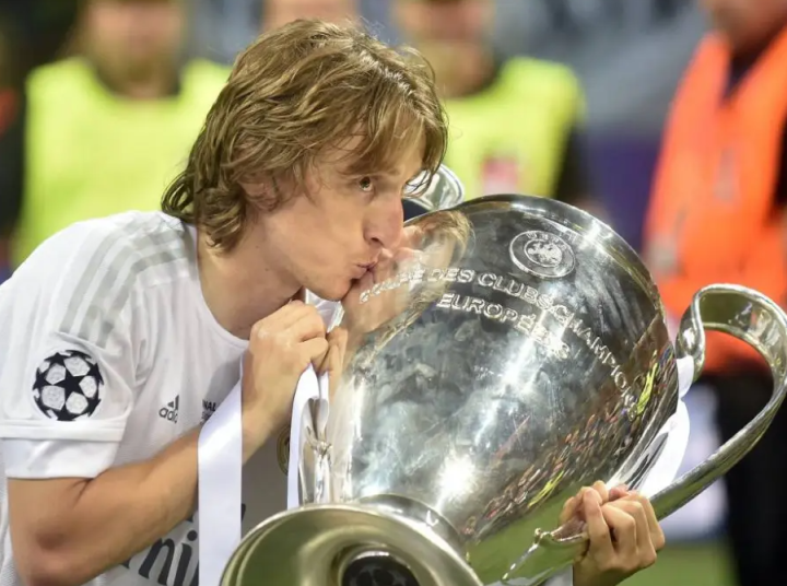 皇家马德里主场大胜，卢卡-约维奇独中两元