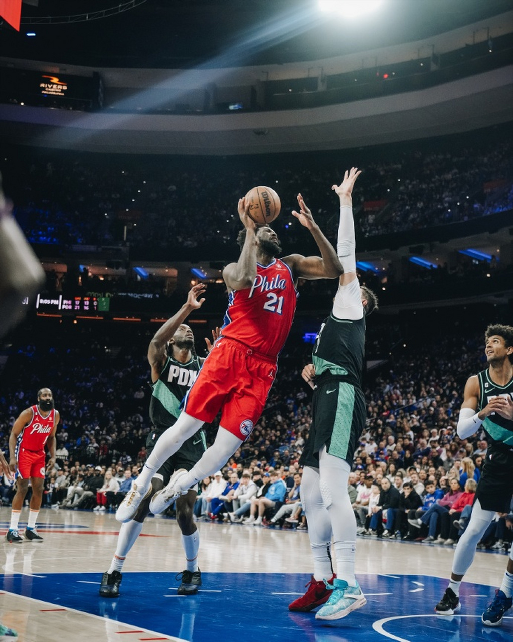 老鹰惨遭76人绝杀，恩比德关键时刻上演火锅的简单介绍