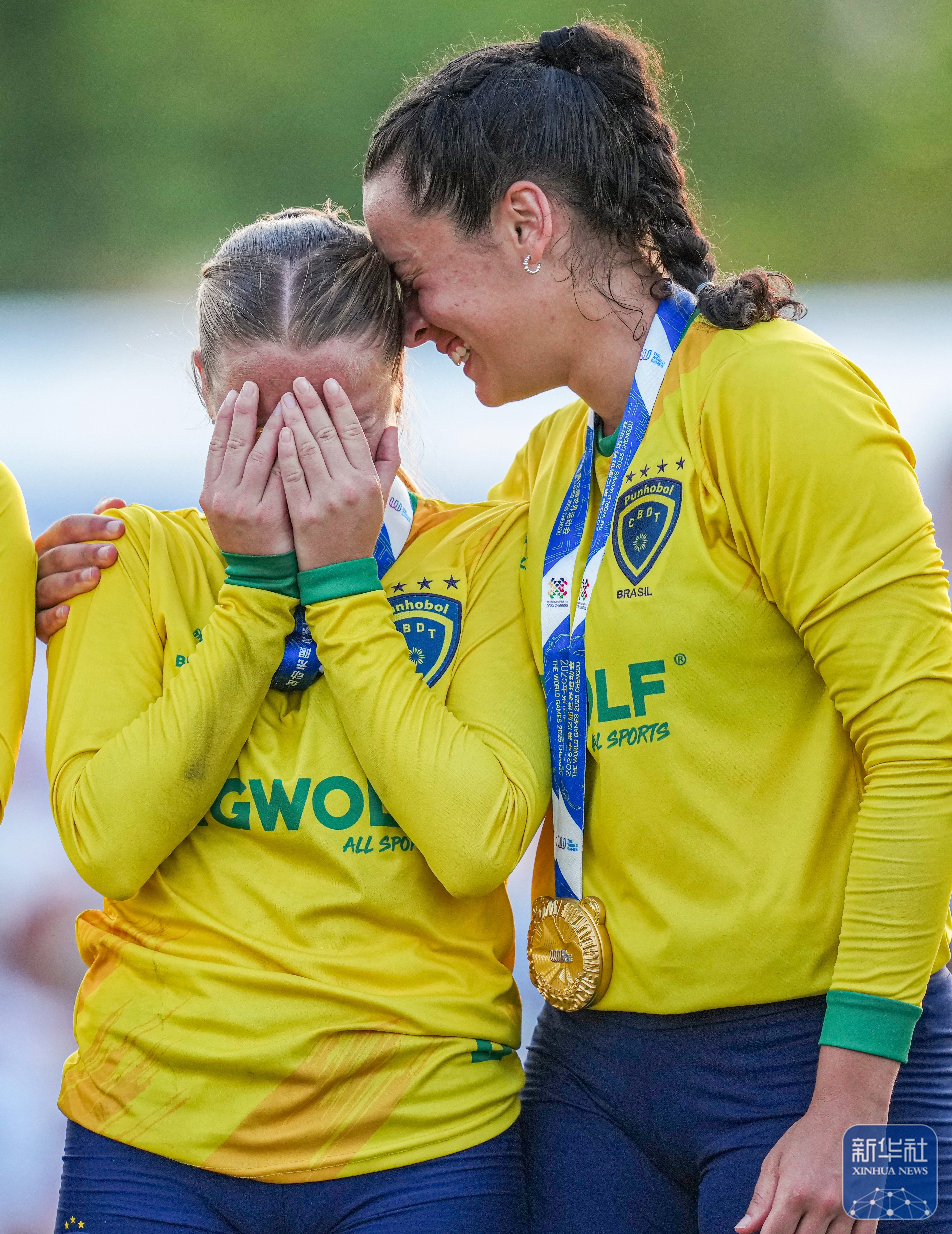 女子体操比赛中，巴西选手表现出色，笑容满面的简单介绍