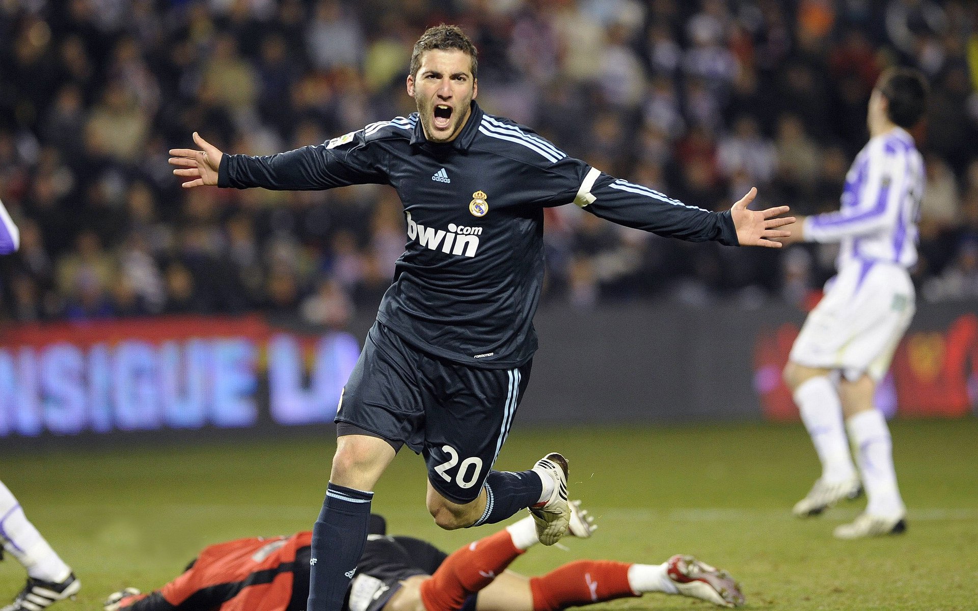 黄鸭组合破纪录之夜，日本队逆转法国队的战术革命与精神启示